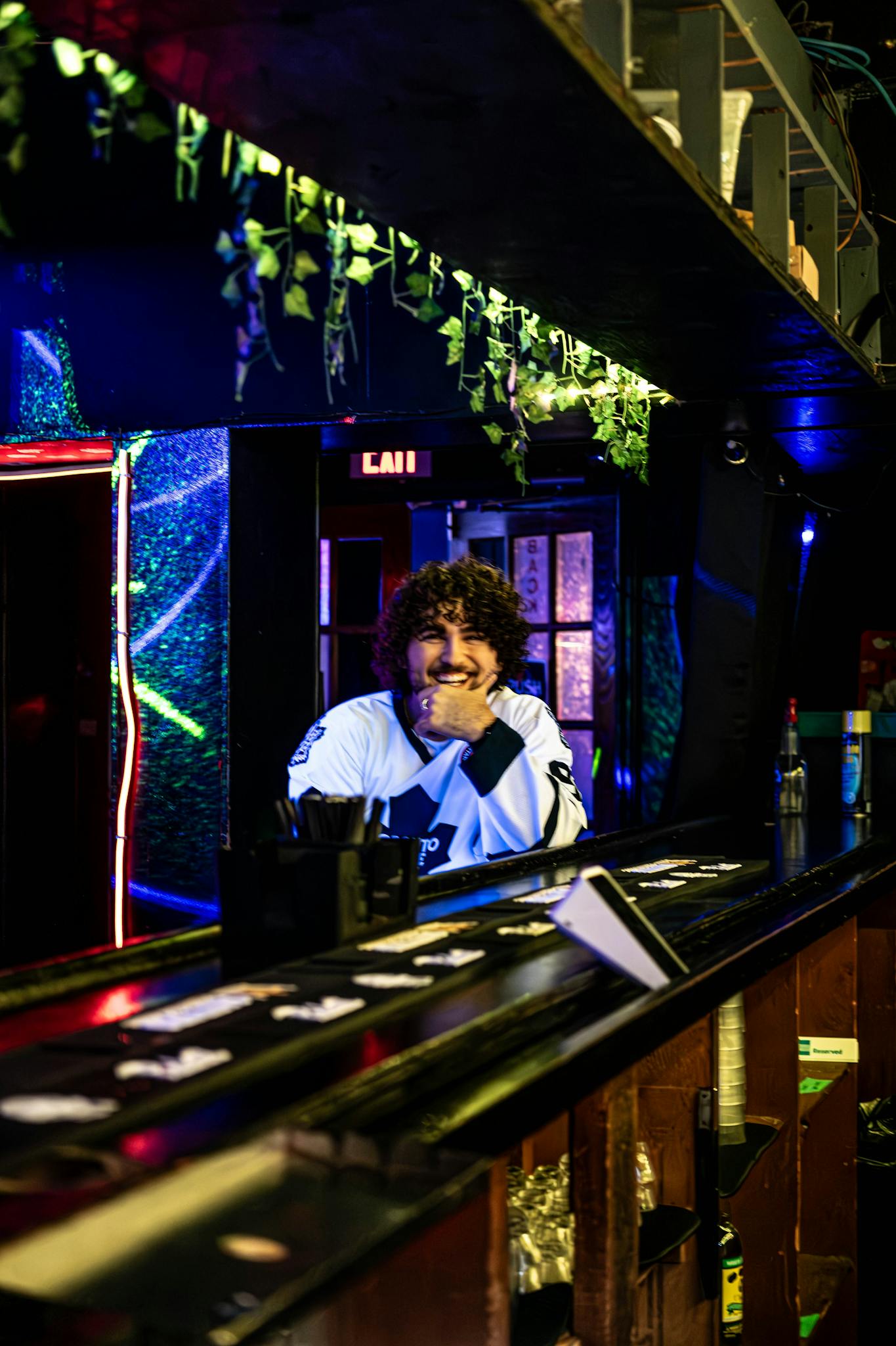 Candid Shot Of A Person Enjoying A Lively Toronto Bar With Artistic Lighting. 29196677 1365x2048